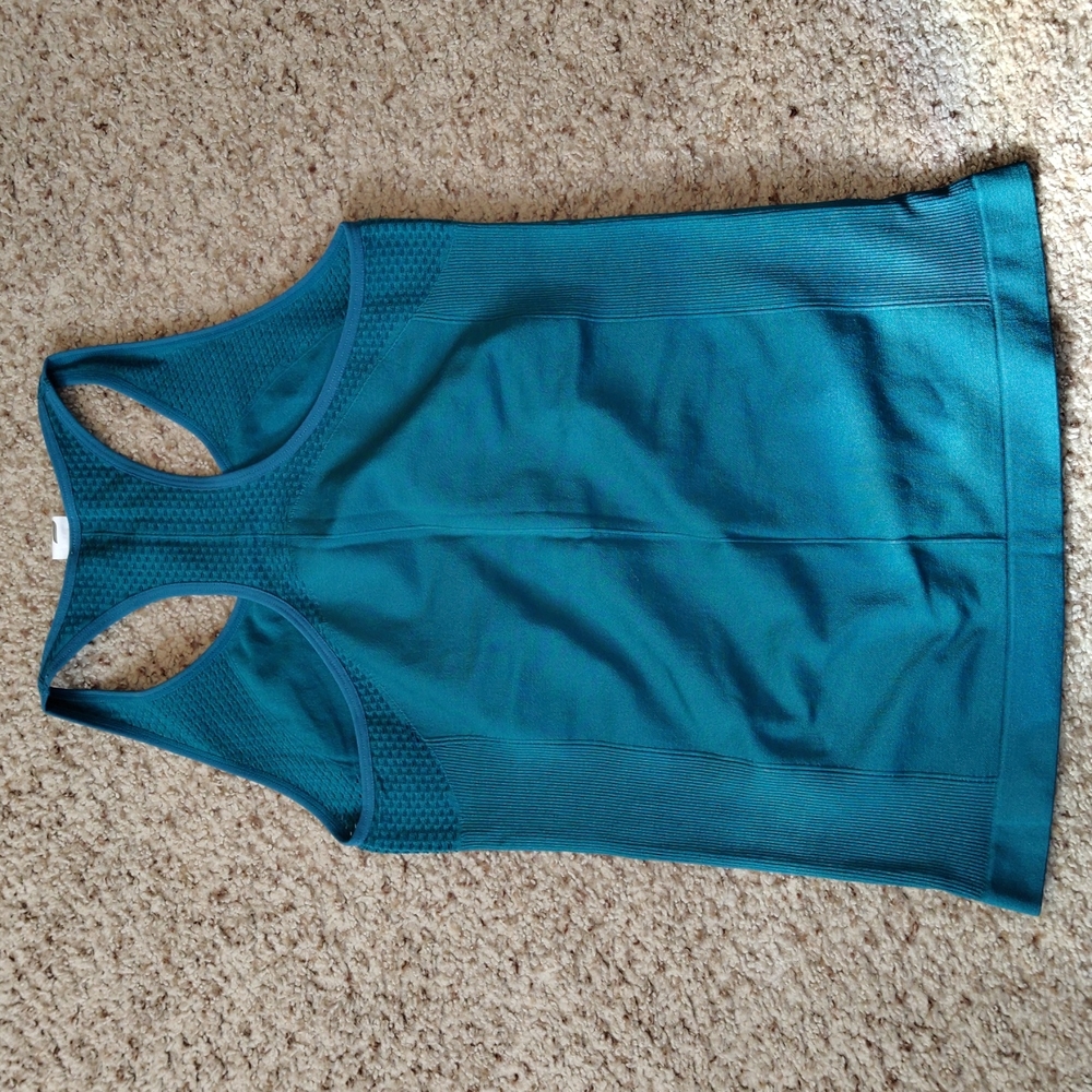 New Fabletics Workout Tank - Picture 5 of 7